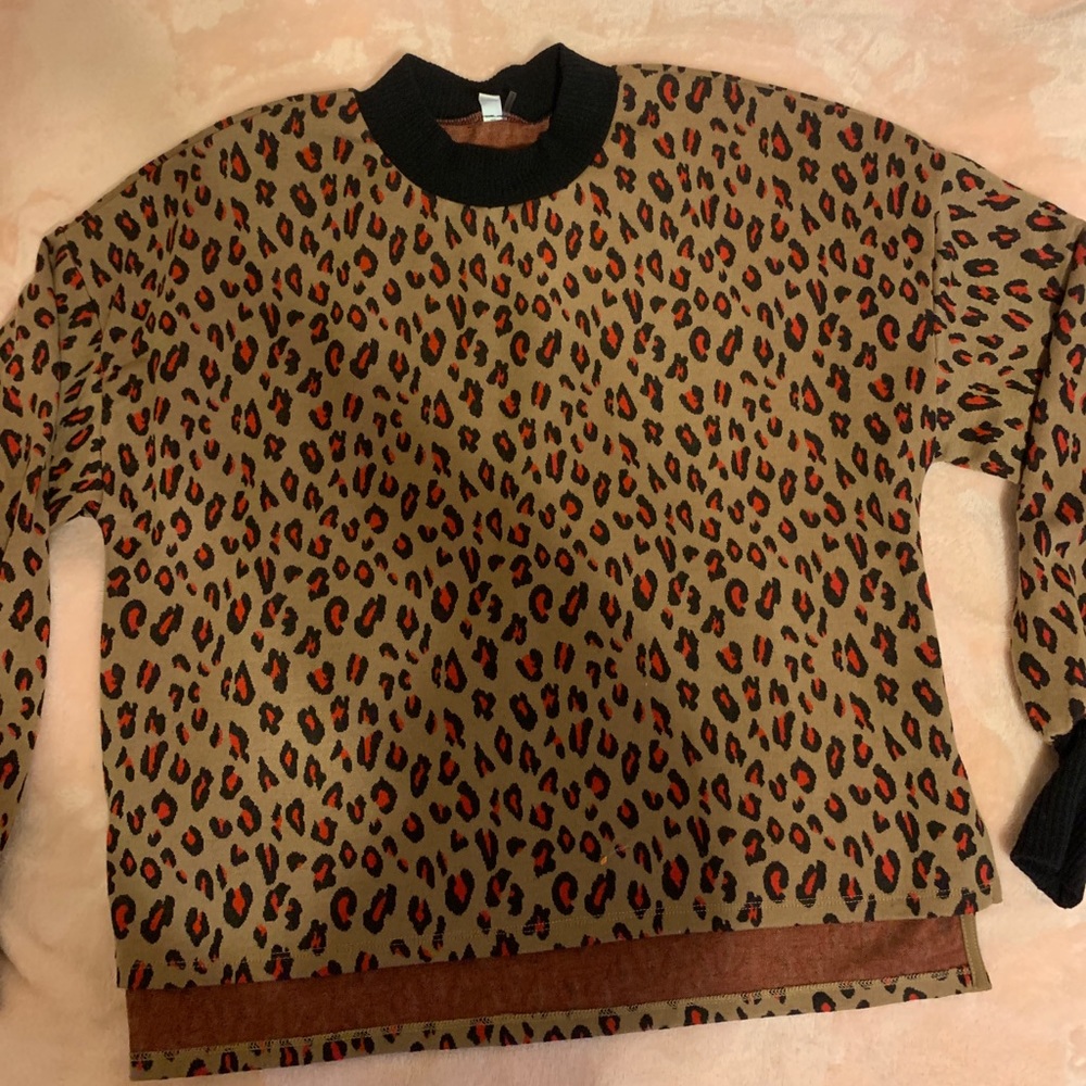 Leopard print pullover